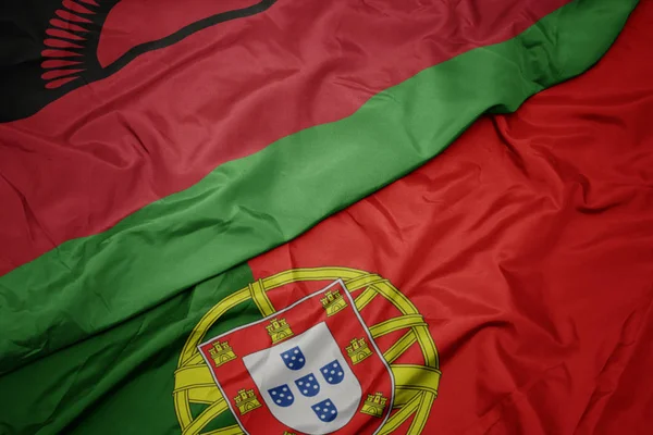 portekiz ve malavi ulusal bayrağı renkli bayrak sallayarak.