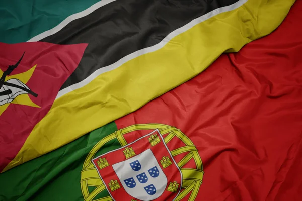portekiz ve mozambik ulusal bayrağı renkli bayrak sallayarak.