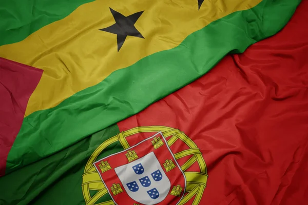 Размахивая красочным флагом Португалии и национального флага Сан-Томе и принципа  ,. — стоковое фото