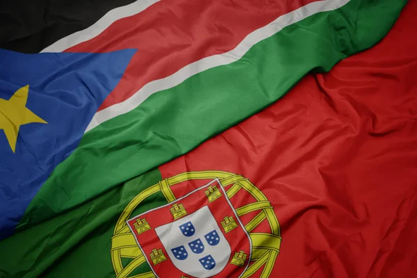 portekiz ve güney sudan ulusal bayrağı renkli bayrak sallayarak.