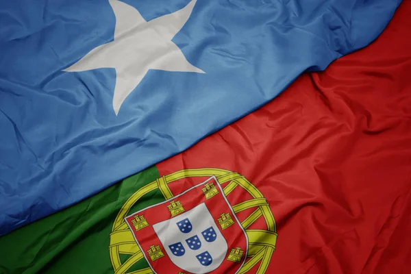 portekiz ve somali ulusal bayrağı renkli bayrak sallayarak.