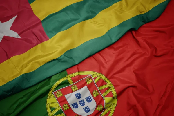 portekiz ve togo ulusal bayrağı renkli bayrak sallayarak.