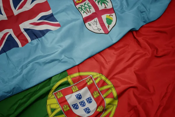 Portekiz ve Fiji ulusal bayrağı renkli bayrak sallayarak ,.