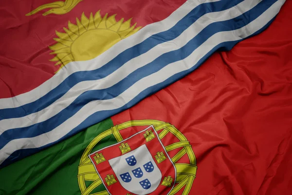 Portekiz renkli bayrak ve Kiribati ulusal bayrağı sallayarak ,. — Stok fotoğraf