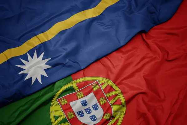 Portekiz ve Nauru ulusal bayrağı renkli bayrak sallayarak ,.