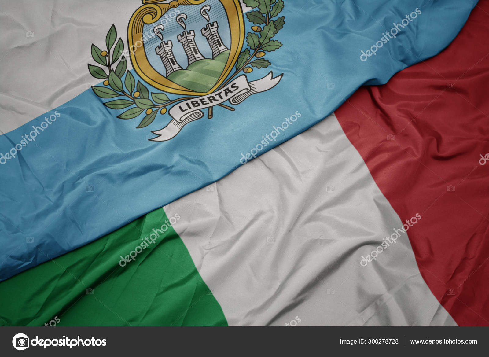 イタリアのカラフルな旗とサンマリノの国旗を振る ストック写真 C Ruletkka