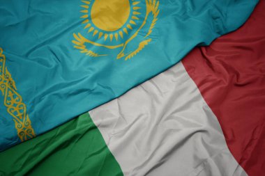 İtalya ve Kazakistan ulusal bayrağı renkli bayrak sallayarak.