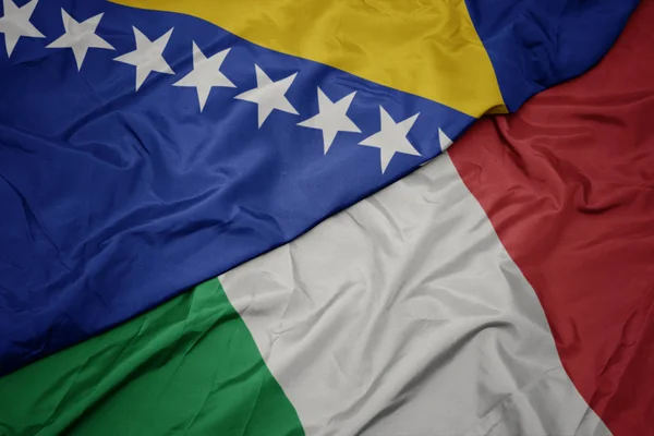 Η σημαία της Ιταλίας και η εθνική σημαία της Βοσνίας και Ερζεγοβίνης. — Φωτογραφία Αρχείου