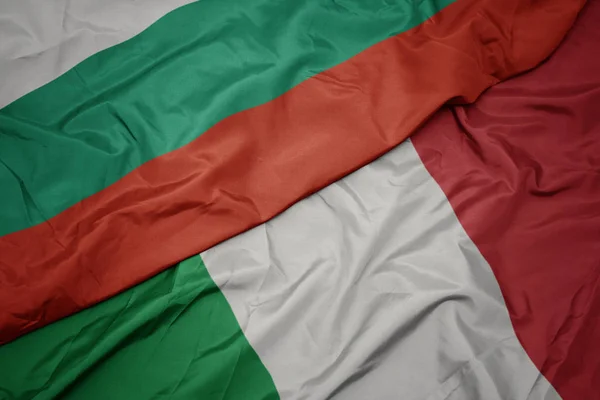 Sventolando bandiera colorata d'Italia e bandiera nazionale della Bulgaria — Foto Stock