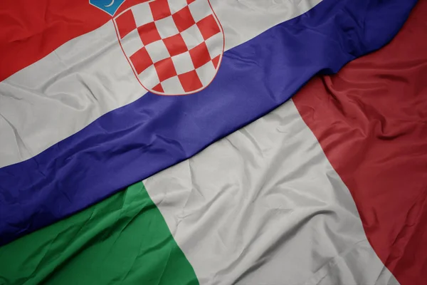 Mávající barevná vlajka Itálie a národní vlajka Chorvatska. — Stock fotografie