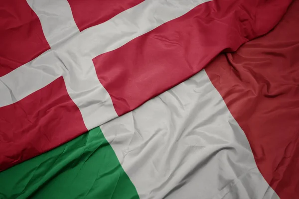 Agitant le drapeau coloré de l'Italie et le drapeau national du Danemark . — Photo