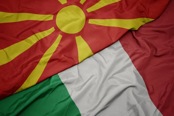 Розмахуючи барвистий прапор Італії та державного прапора Македонії. — стокове фото