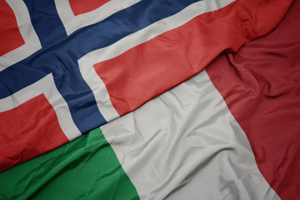 Sventolando bandiera colorata d'Italia e bandiera nazionale di norway . — Foto Stock