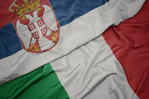 イタリアのカラフルな旗とセルビアの国旗を振る. — ストック写真