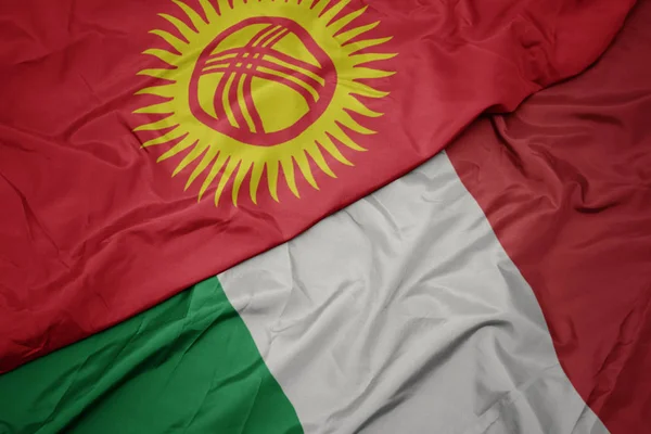 İtalya ve Kırgızistan ulusal bayrağı renkli bayrak sallayarak. — Stok fotoğraf