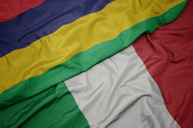 İtalya ve mauritius ulusal bayrağı renkli bayrak sallayarak.