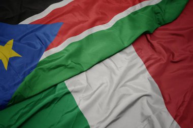 İtalya ve güney sudan ulusal bayrağı renkli bayrak sallayarak.