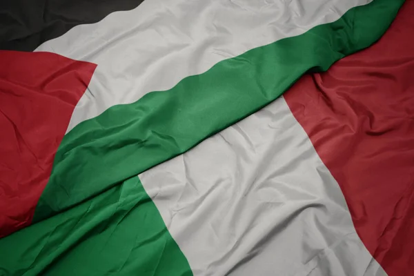 İtalya ve Filistin ulusal bayrağı renkli bayrak sallayarak. — Stok fotoğraf