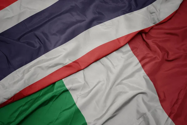 Sventolando bandiera colorata d'Italia e bandiera nazionale della Thailandia . — Foto Stock