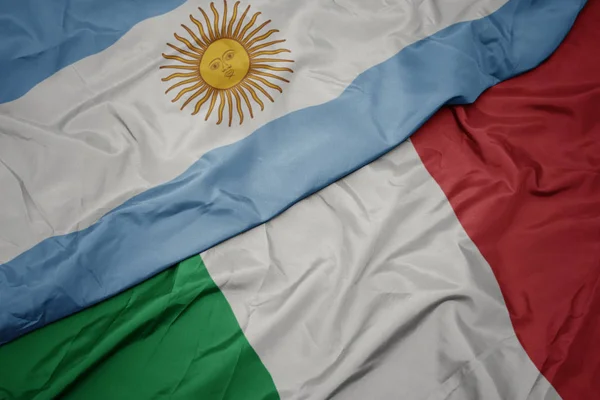 挥舞着五颜六色的意大利国旗和阿根廷国旗. — 图库照片