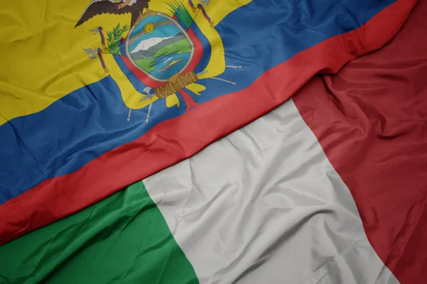Vifta färgglada flagga av Italien och nationella flaggan i Ecuador. — Stockfoto