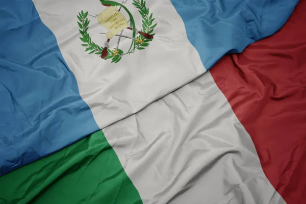 Integetett olasz zászló és a nemzeti zászlaja Guatemala. — Stock Fotó