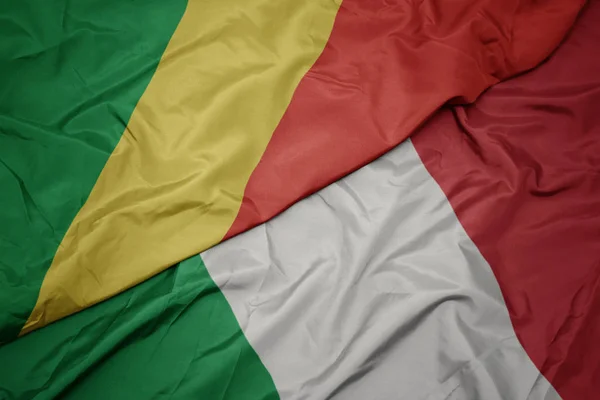 Ondeando colorida bandera de italia y bandera nacional de la república del congo . — Foto de Stock