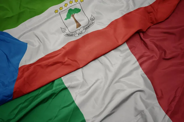 挥舞着五颜六色的意大利国旗和赤道几内亚国旗. — 图库照片