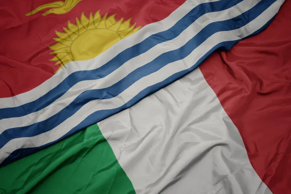 Mávající barevná vlajka Itálie a národní vlajka Kiribati ,. — Stock fotografie