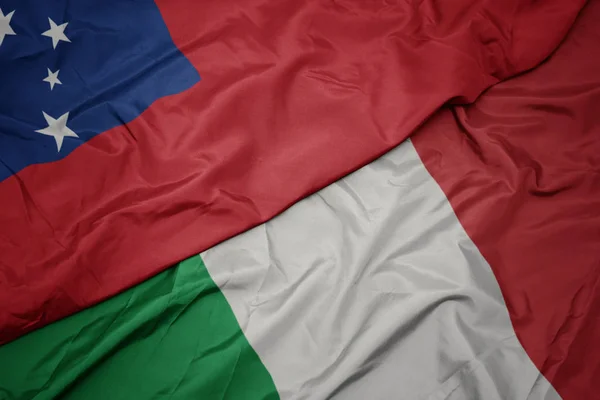 Agitant le drapeau coloré de l'Italie et le drapeau national des Samoa  ,. — Photo