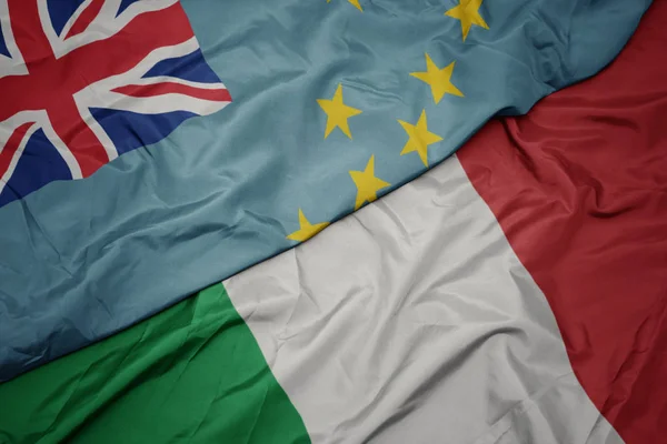 Falujące kolorowe flagi Włoch i flagi narodowej Tuvalu ,. — Zdjęcie stockowe