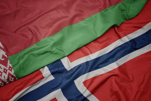 Vinka färgglada flagga Norge och Vitrysslands flagga. — Stockfoto