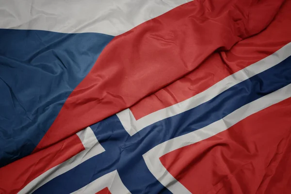 Vifta färgglada flagga Norge och nationella flaggan i Tjeckien. — Stockfoto