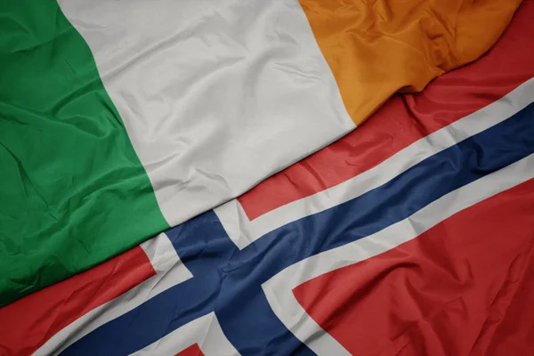 Vifta färgglada flagga Norge och nationella flaggan i Irland. — Stockfoto