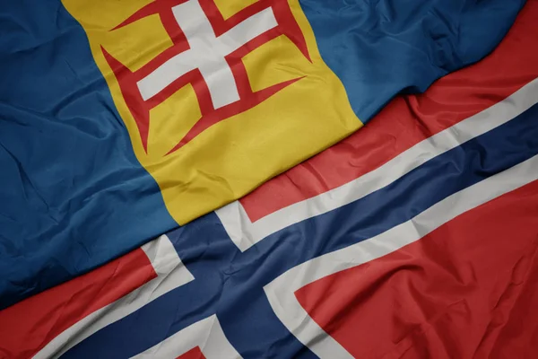 Vifta färgglada flagga Norge och nationella flagga Madeira. — Stockfoto