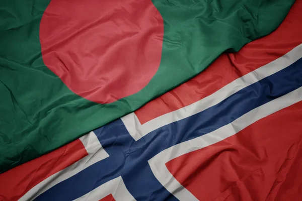 Sventolando bandiera colorata di norway e bandiera nazionale del bangladesh . — Foto Stock