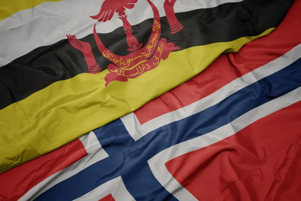 Sventolando bandiera colorata di norway e bandiera nazionale del brunei . — Foto Stock