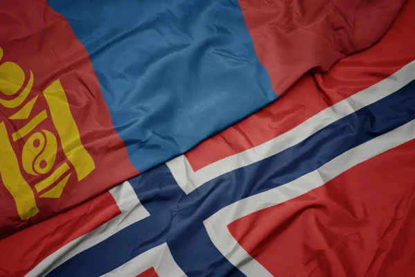 Sventolando bandiera colorata di norway e bandiera nazionale di mongolia . — Foto Stock