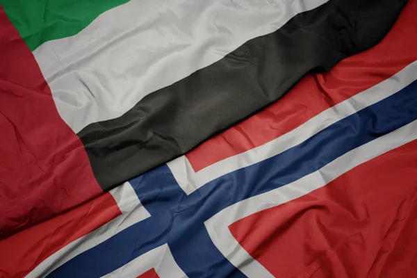 Sventolando bandiera colorata di norway e bandiera nazionale di emirati arabi uniti . — Foto Stock