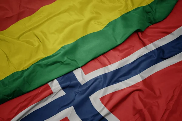 Sventolando bandiera colorata della Norvegia e bandiera nazionale della Bolivia . — Foto Stock