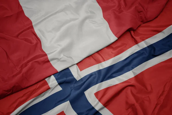 Ondeando colorida bandera de norway y bandera nacional de perú . — Foto de Stock