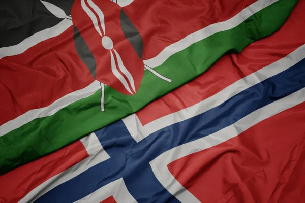 Sventolando bandiera colorata di norway e bandiera nazionale di kenya . — Foto Stock