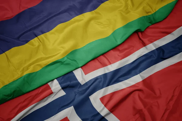 Sventolando bandiera colorata di norway e bandiera nazionale di mauritius . — Foto Stock