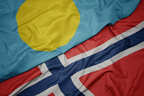 Sventolando bandiera colorata di norway e bandiera nazionale di Palau  ,. — Foto Stock