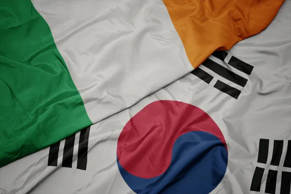 Розмахуючи барвистий Прапор Південної Кореї і державного прапора Ірландії. — стокове фото
