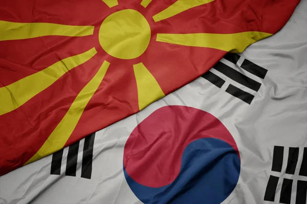 Ondeando colorida bandera de Corea del Sur y bandera nacional de macedonia . — Foto de Stock