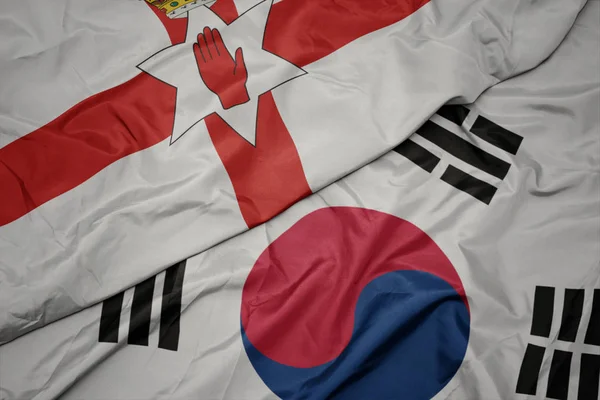 Розмахуючи барвистий Прапор Південної Кореї і державного прапора Північної Ірландії. — стокове фото