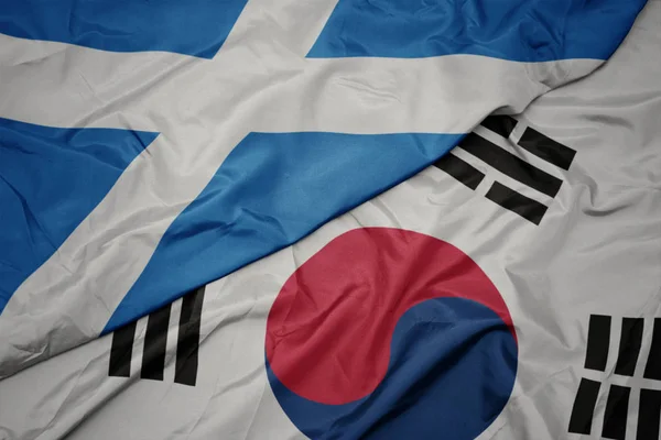 Розмахуючи барвистий Прапор Південної Кореї і державного прапора Шотландії. — стокове фото