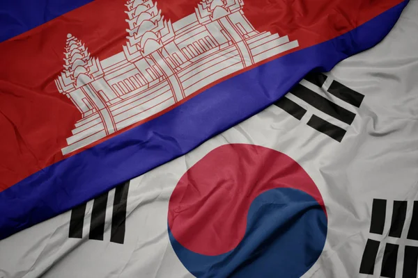 Acenando bandeira colorida da Coréia do Sul e bandeira nacional da cambodia . — Fotografia de Stock