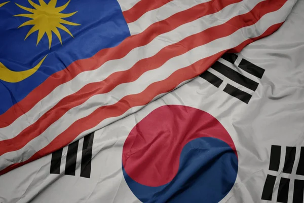 Acenando bandeira colorida da Coréia do Sul e bandeira nacional da Malásia . — Fotografia de Stock
